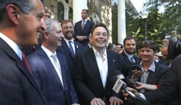 translated from Spanish: Musk says that they convinced him that Tesla remains being public
