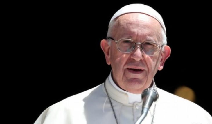 translated from Spanish: Papa Francisco llega a Irlanda marcada por los abusos del clero