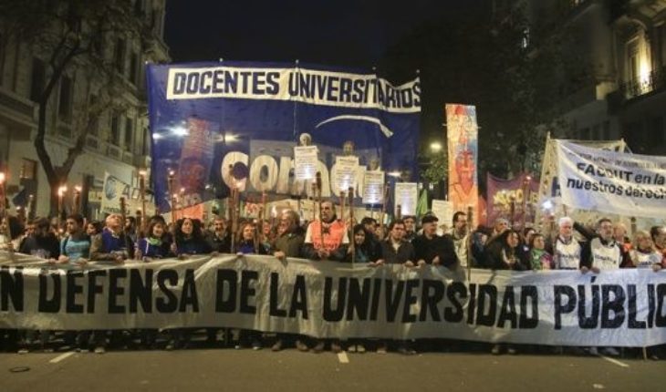 translated from Spanish: Reclamo de docentes universitarios: Semana clave de negociaciones en medio de tensiones salariales