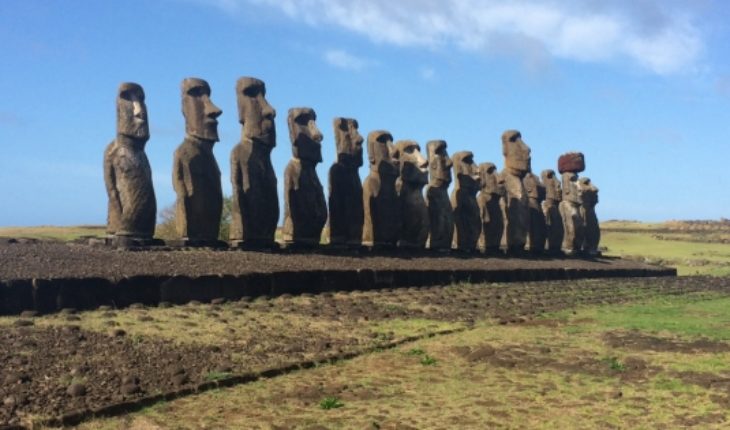 translated from Spanish: Scientists debated theory of the collapse of civilization of Easter Island