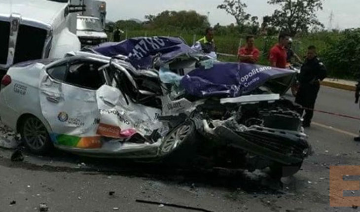 translated from Spanish: Taxi driver dies pressed hit a trailer in Morelos