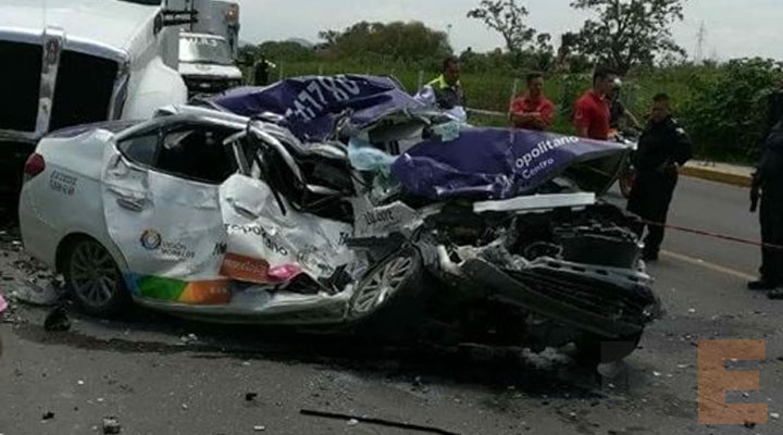 Taxi driver dies pressed hit a trailer in Morelos