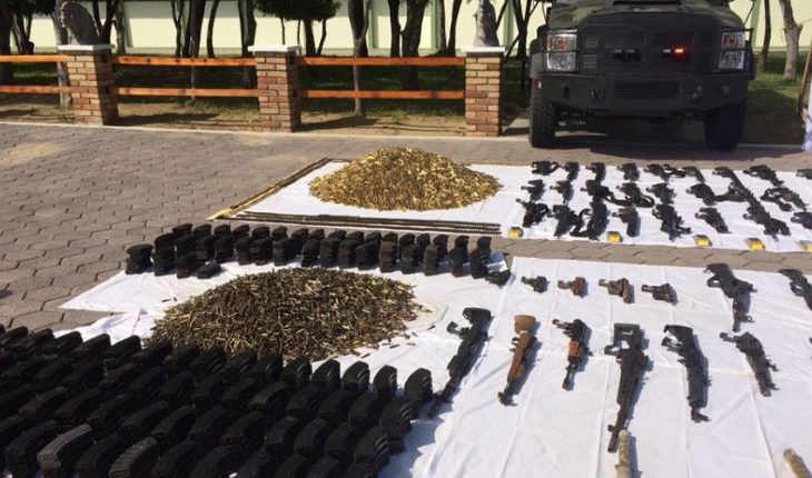 translated from Spanish: They claim 50 rifles in a trailer in NL