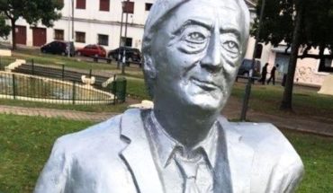 translated from Spanish: They portrayed prisoner a bust of Néstor Kirchner in a plaza of Rosario