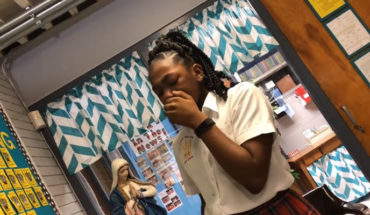 translated from Spanish: They say in school that her hair is “unnatural” and take out it crying (Video)