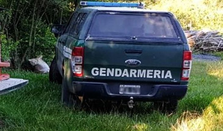 translated from Spanish: They stole the car of a policeman with his 7-year-old son in