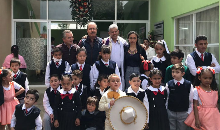 translated from Spanish: Víctor Silva Tejeda visit different parts of the town of Tancitaro, Michoacán