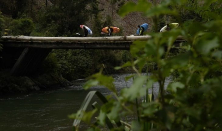 “La otra Cordillera”: el filme de kayakistas que denuncia cómo el modelo forestal destruyó el sur de Chile