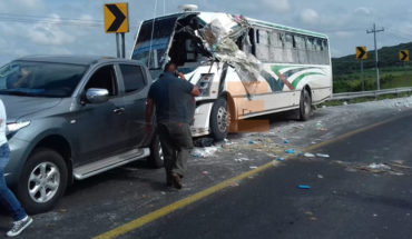 11 heridos en choque de autobús contra un camión de abarrotes en Ecuandureo, Michoacán