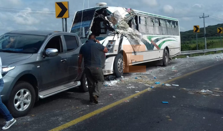 11 heridos en choque de autobús contra un camión de abarrotes en Ecuandureo, Michoacán
