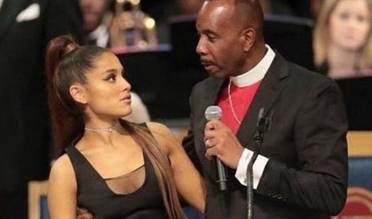 Ariana Grande fue acosada por un obispo en el funeral de Aretha Franklin
