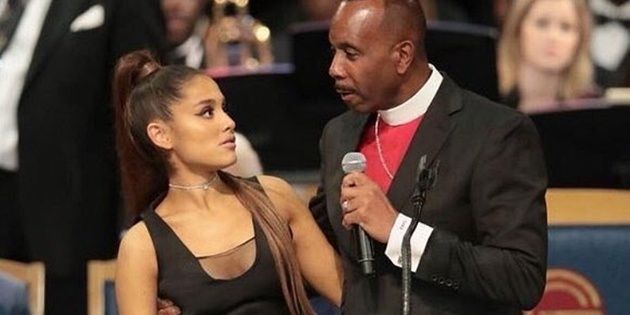 Ariana Grande fue acosada por un obispo en el funeral de Aretha Franklin