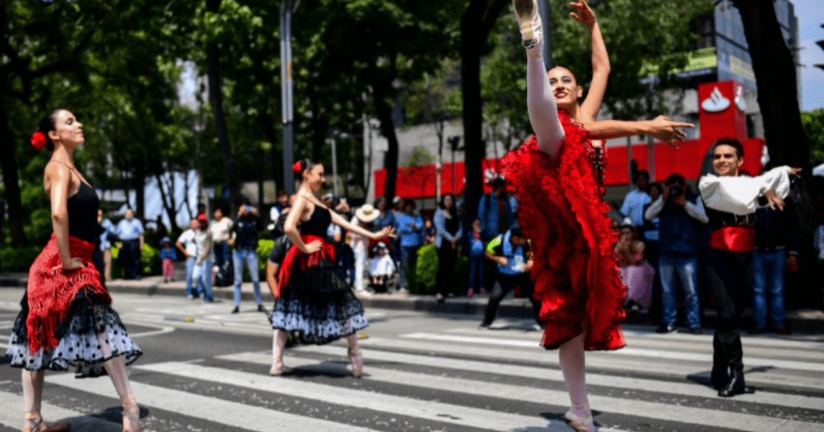 Bailarinas dejan atónitos a automovilistas en avenida Reforma