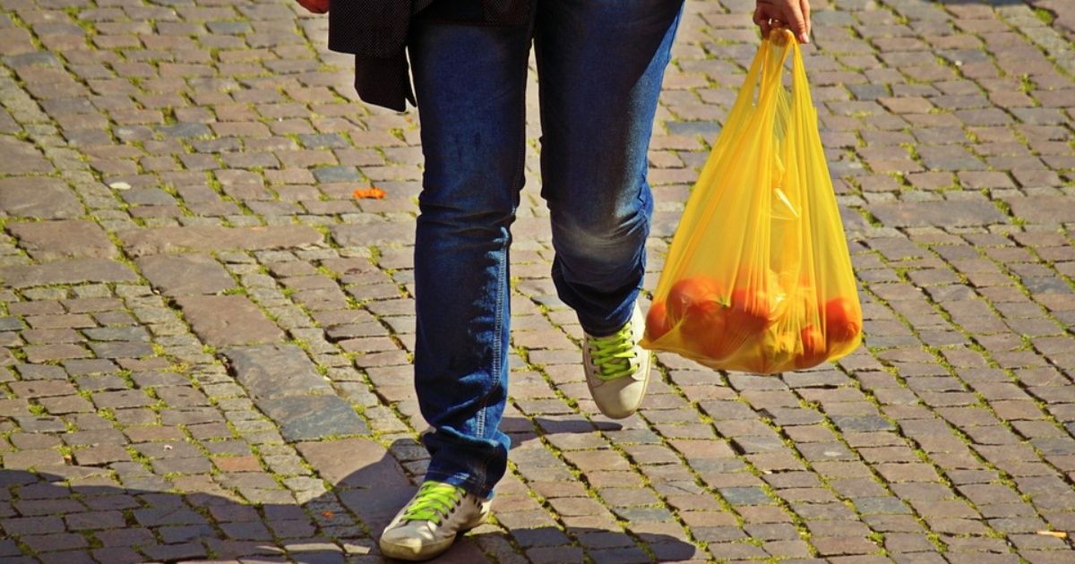 CNDH insta a prohibir popotes, unicel y bolsas de plástico