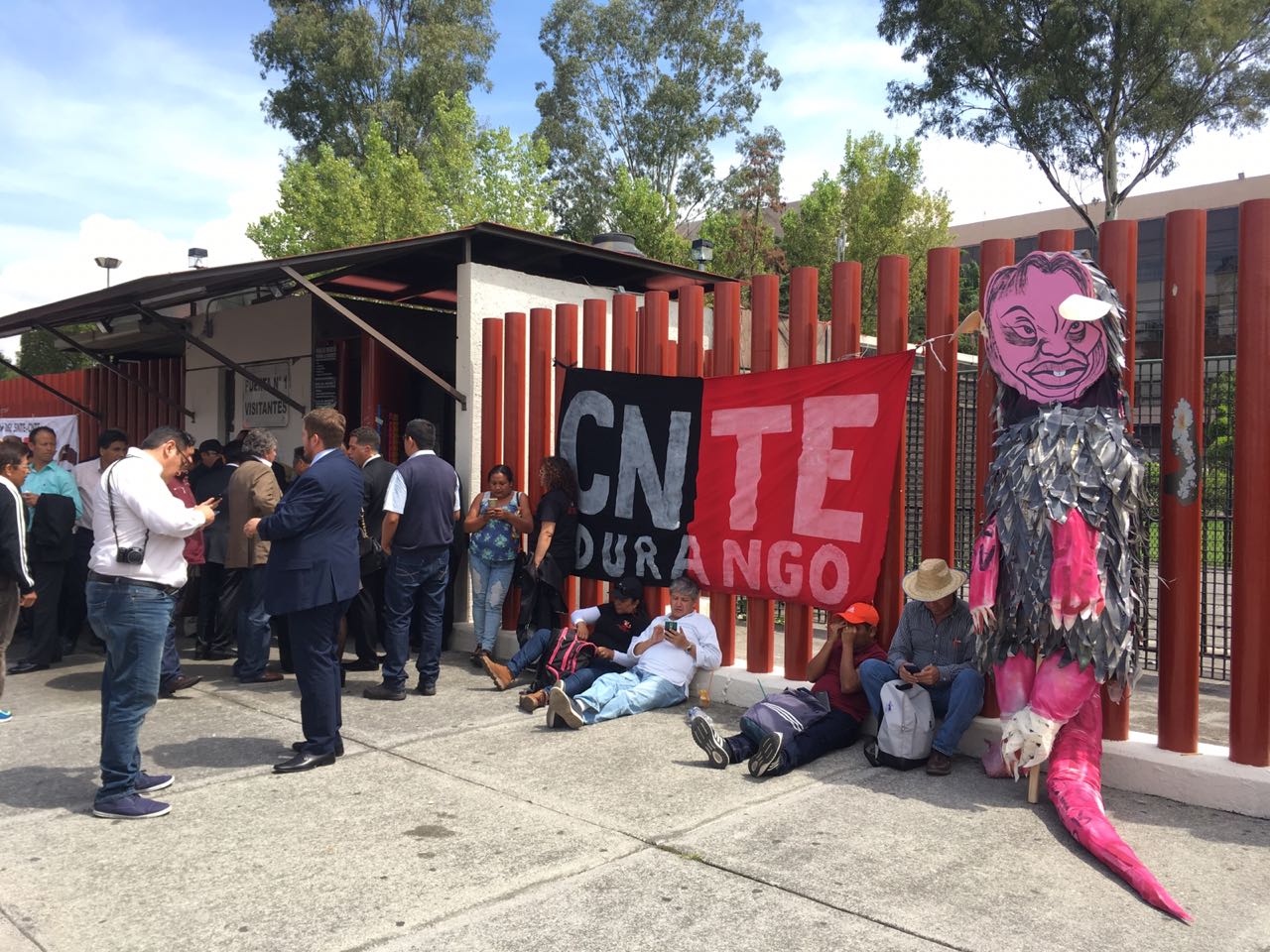 CNTE protesta contra el último informe de Peña Nieto