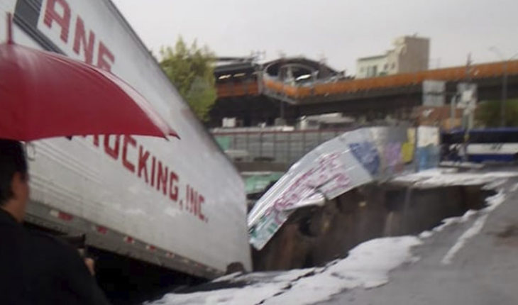 Cae en socavón la caja de un tráiler en la Ciudad de México