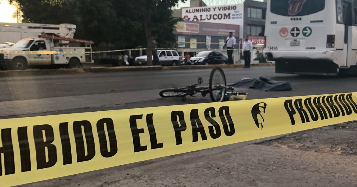 Camión urbano embiste a ciclista en la Ejército Mexicano