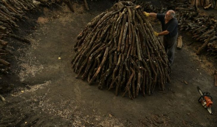 Carboneros mantienen viva tradición centenaria en España