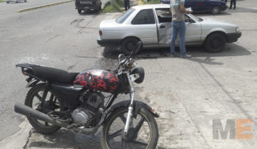 Choca automóvil contra motocicleta en Apatzingán, Michoacán