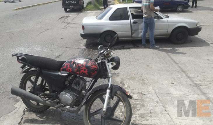 Choca automóvil contra motocicleta en Apatzingán, Michoacán
