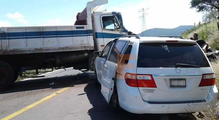 Choque deja 5 muertos y 2 heridos en la carretera Chavinda-Villamar en Michoacán