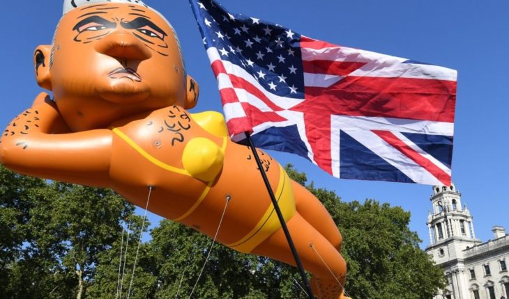Con globo gigante en bikini se burlan del alcalde de Londres