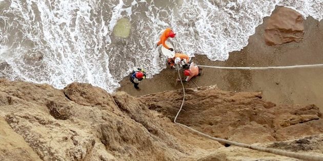Cuatro surfistas quedaron atrapados por la tormenta en Mar del Plata