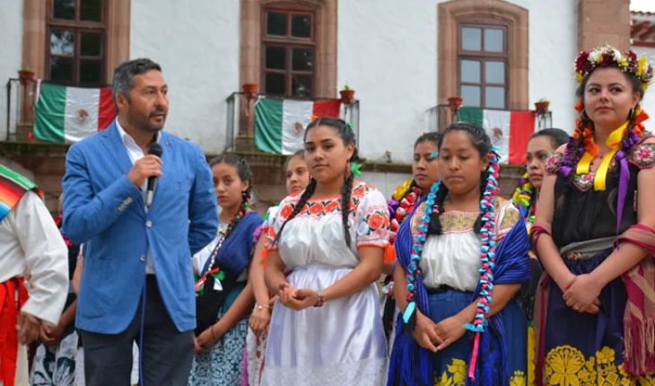 Edil de Pátzcuaro Víctor Baéz realiza coronación de “Ireri del Lago 2018”