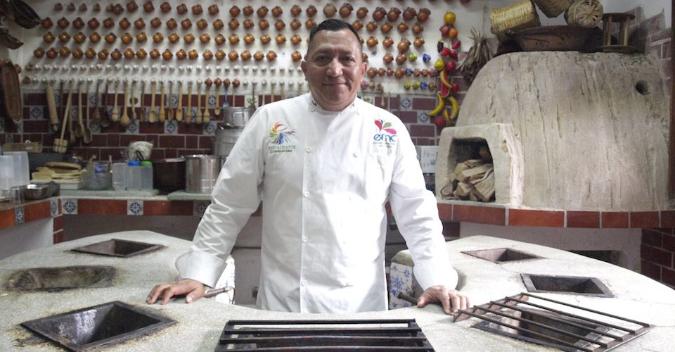 Jorge Álvarez, el chef mexicano que enseña a mujeres a cocinar para generar ingresos
