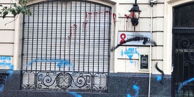 Escracharon la fachada de Fundación Huésped con pintadas antiabortistas