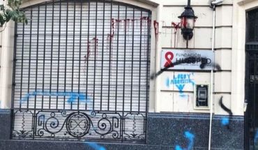 Escracharon la fachada de Fundación Huésped con pintadas antiabortistas