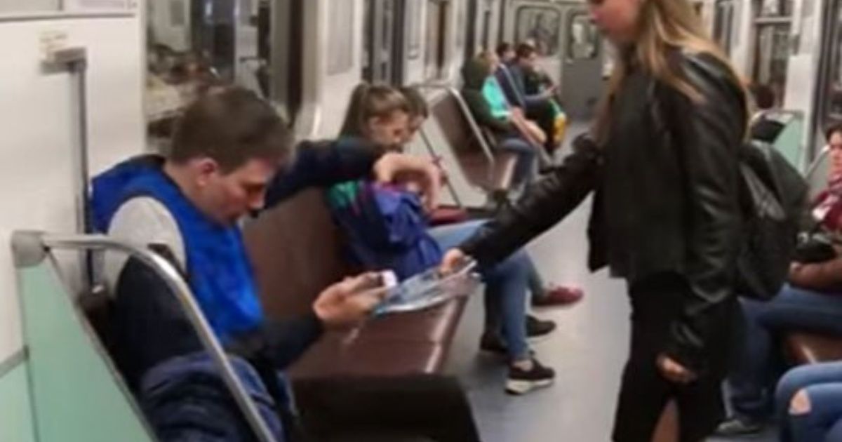 Feminista ataca con cloro a hombres por ir sentados en el metro (VIDEO)