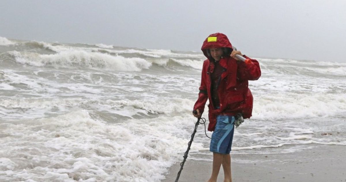 Gordon azota el sur de Florida con fuertes vientos y lluvias