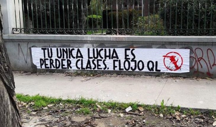 Grupo “Motín Estudiantil” empapeló liceos de Santiago con fuertes mensajes