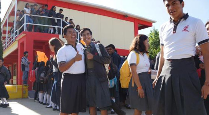 Jóvenes usan faldas como forma de protesta por el acoso a una compañera en Oaxaca