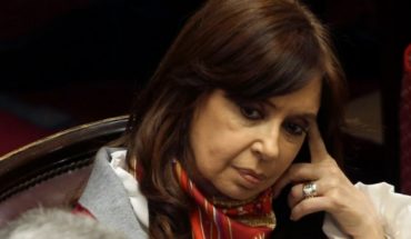 Juez procesa con prisión preventiva a Cristina Fernández por caso de sobornos