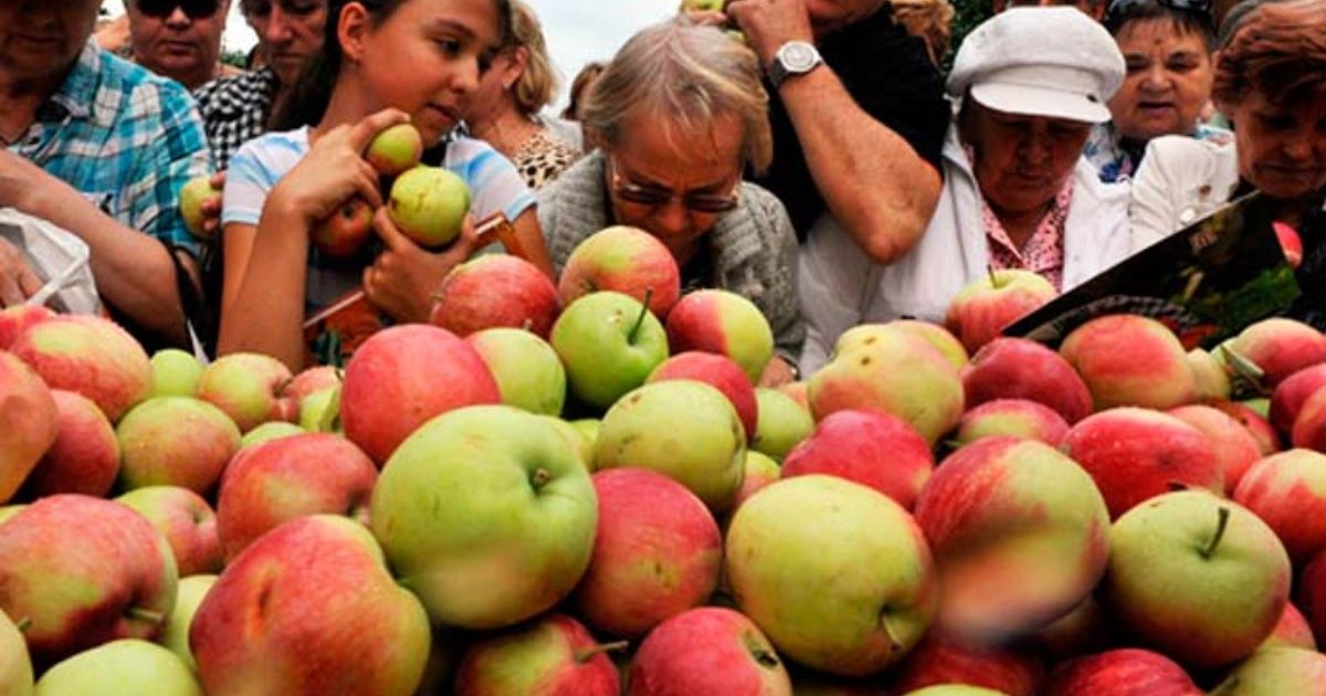 Le vendieron 15 mil manzanas a un cliente y fueron despedidos