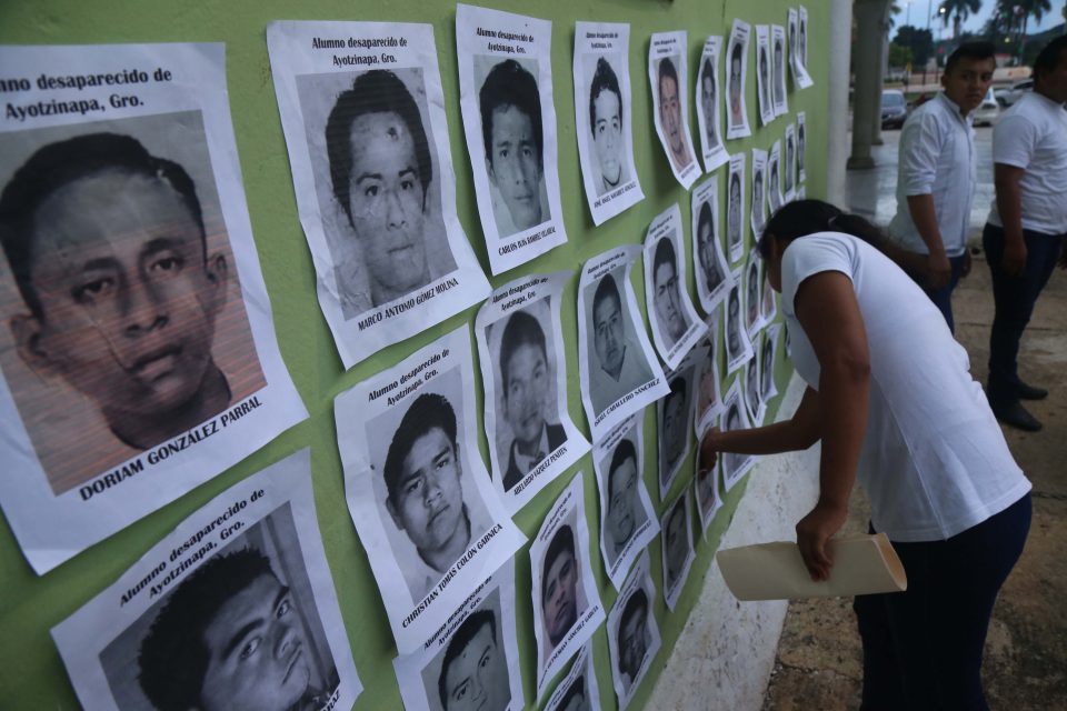 Liberan a 8 implicados en desaparición de 43 estudiantes