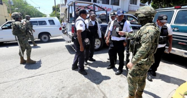 México: desarman e investigan a toda la policía de Acapulco por supuestos vínculos con el narcotráfico