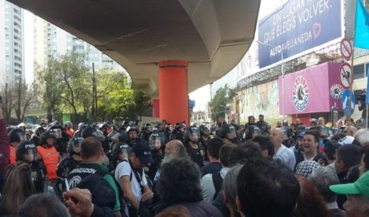 Manifestantes lograron cruzar el Puente Pueyrredón