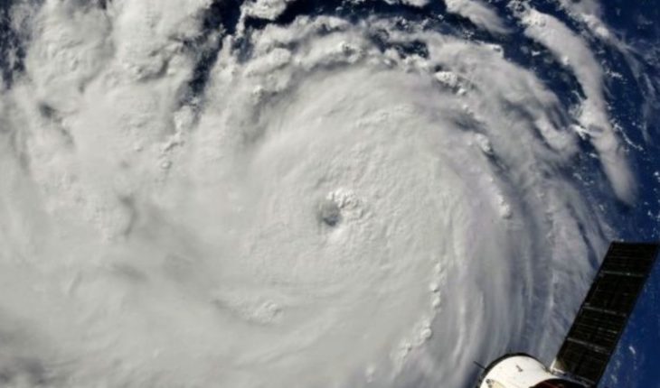 Meteorólogos son evacuados por Florence, transmitían en vivo