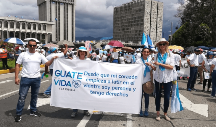 Miles de guatemaltecos marchan en contra del aborto 