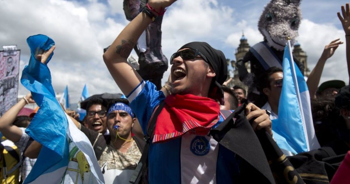 Miles de guatemaltecos protestan contra el presidente