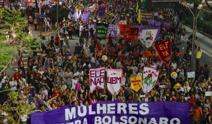 Mujeres en Brasil encabezan protesta contra candidato presidencial de extrema derecha