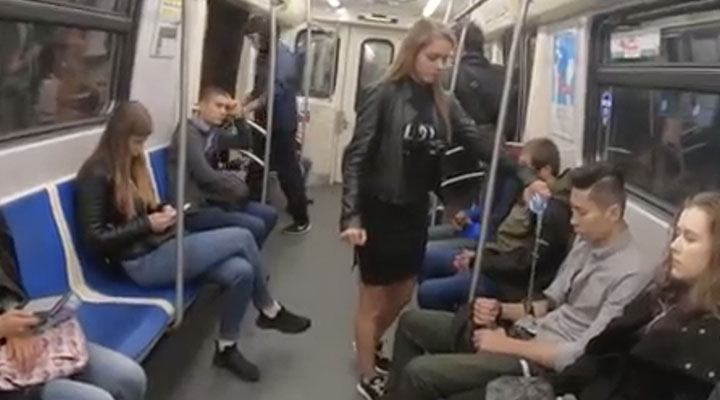 Para combatir el “manspreading” feminista rocía lejía en entrepiernas de hombres en metro de San Petersburgo (Video)