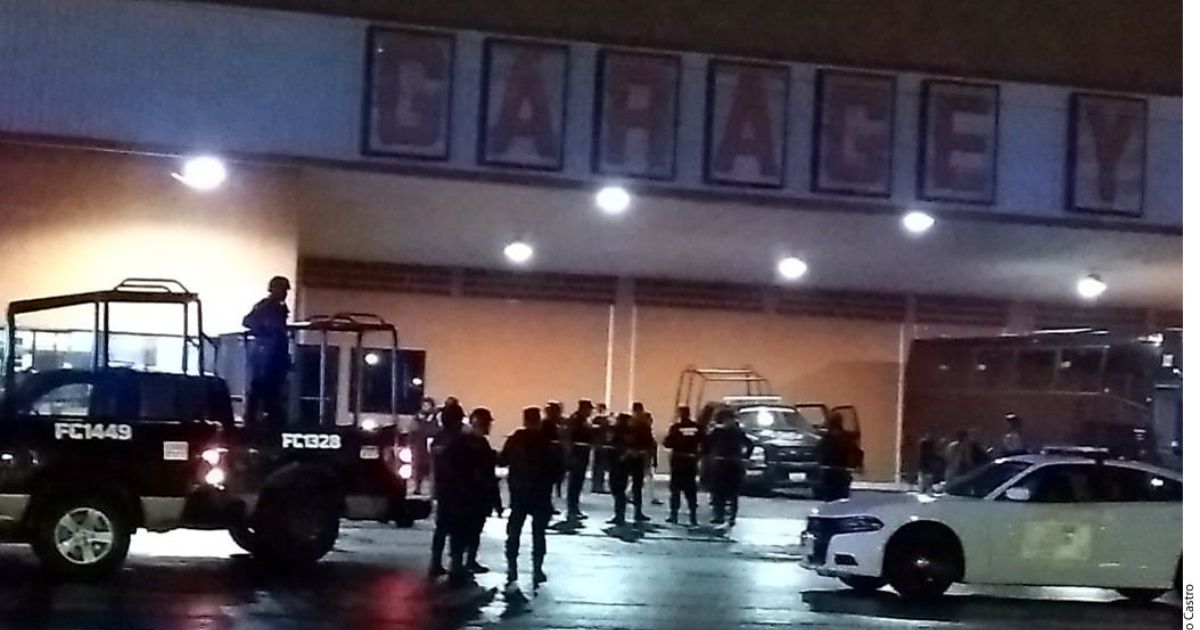 Pistoleros sorprenden y atacan a policías en Monterrey