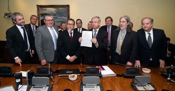 Por fin se pusieron de acuerdo: Oposición y Gobierno firman protocolo para aprobar salario mínimo