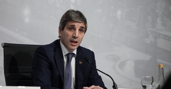 Presidente del Banco Central de Argentina renuncia en medio de crisis y paro nacional