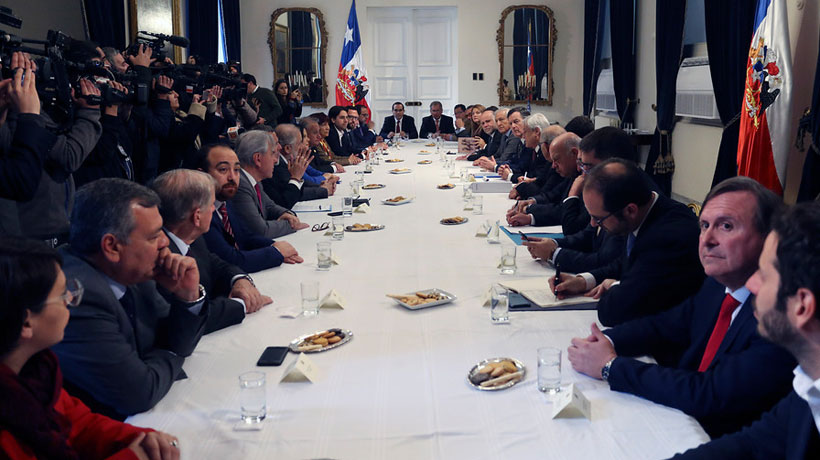 Presidente se reunió con jefes de partidos y parlamentarios por fallo de La Haya