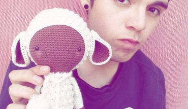 Príncipe del Crochet: joven ovallino causa furor con sus técnicas para tejer en redes sociales
